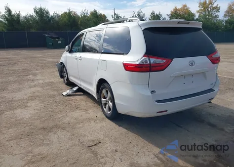 2015 Toyota Sienna Le 8 Passenger z USA, uszkodzony, nr VIN 5TDKK3DC5FS597337